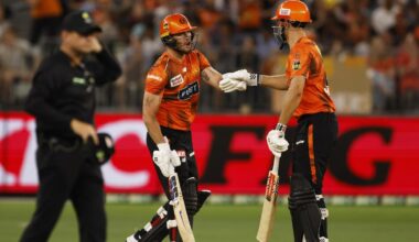 Big Bash League: Perth Scorchers defy batting wobble to seal top spot with six-wicket win over Melbourne Stars