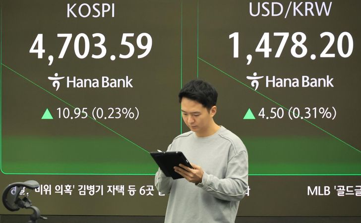 An electronic trading board shows the Korean currency at 1,478.20 won against the U.S. dollar at a Hana Bank in Seoul, Wednesday. Yonhap