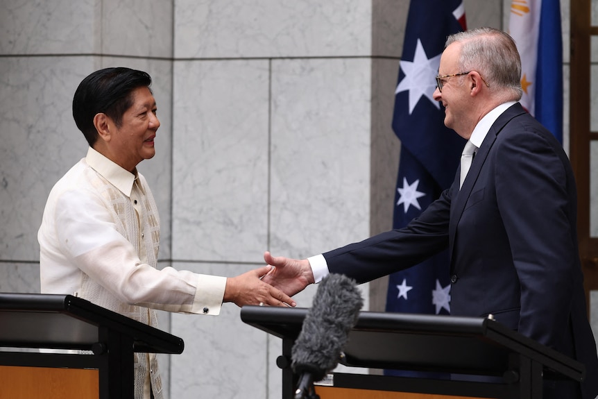 Anthony Albanese and Philippines President Ferdinand Marcos Jr shake hands after holding a press conference at Parliament House.