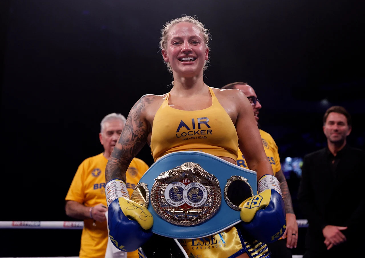 Boxing - IBF World Bantamweight Title - Ebanie Bridges & Shannon O'Connell - First Direct Arena, Leeds, Britain - December 10, 2022 Ebanie Bridges celebrates with the belt after winning her fight against Shannon O'Connell Action Images via Reuters/Andrew Couldridge
