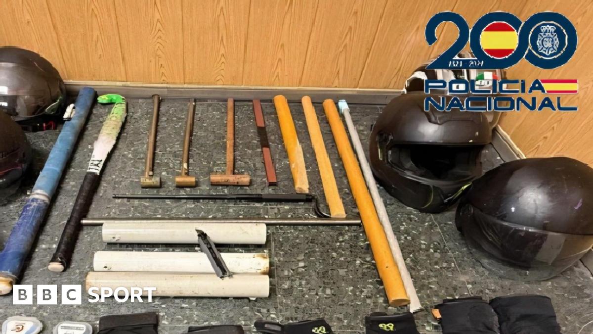 Weapons displayed by National Police in Spain that are alleged to have belonged to violent factions of football supporters