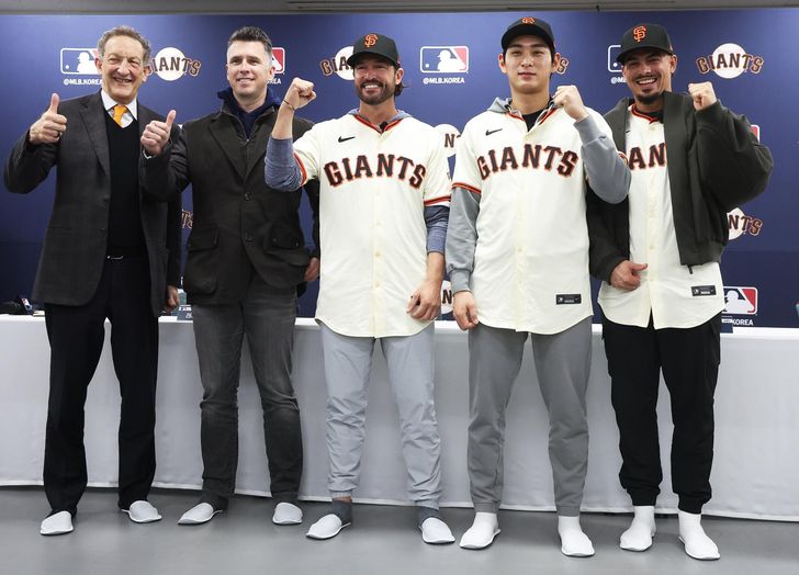 From left, San Francisco Giants CEO Larry Baer, baseball operations chief Buster Posey, manager Tony Vitello, outfielder Lee Jung-hoo and shortstop Willy Adames pose during their joint press conference at LG Champions Park in Icheon, Gyeonggi Province, Wednesday. Yonhap