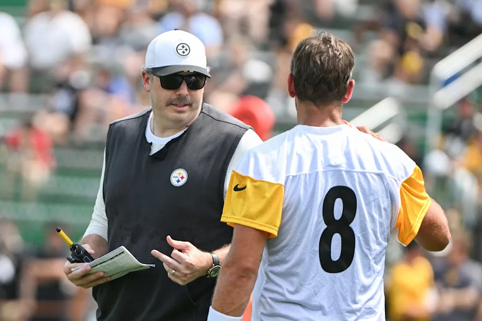 <p>Jul 25, 2025; Pittsburgh, PA, USA; Pittsburgh Steelers offensive coordinator Arthur Smith talks with quarterback Aaron Rodgers at training camp at Saint Vincent College. Mandatory Credit: Barry Reeger-Imagn Images</p>