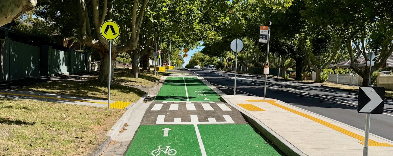 New Oakleigh separated cycleway opens