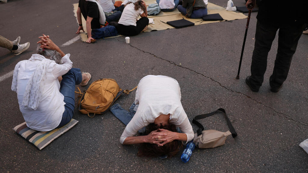 A siren in Jerusalem during a missile launch from Yemen, Archive (Photo: Reuters/Ronen Zvulun) אזעקה בירושלים טיל חות'ים תימן כומתה צבע אדום
