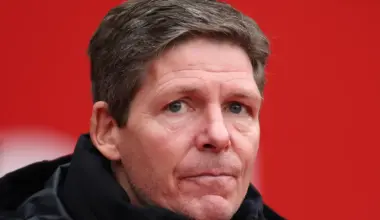 Oliver Glasner looks on during a Crystal Palace game with a concerned expression