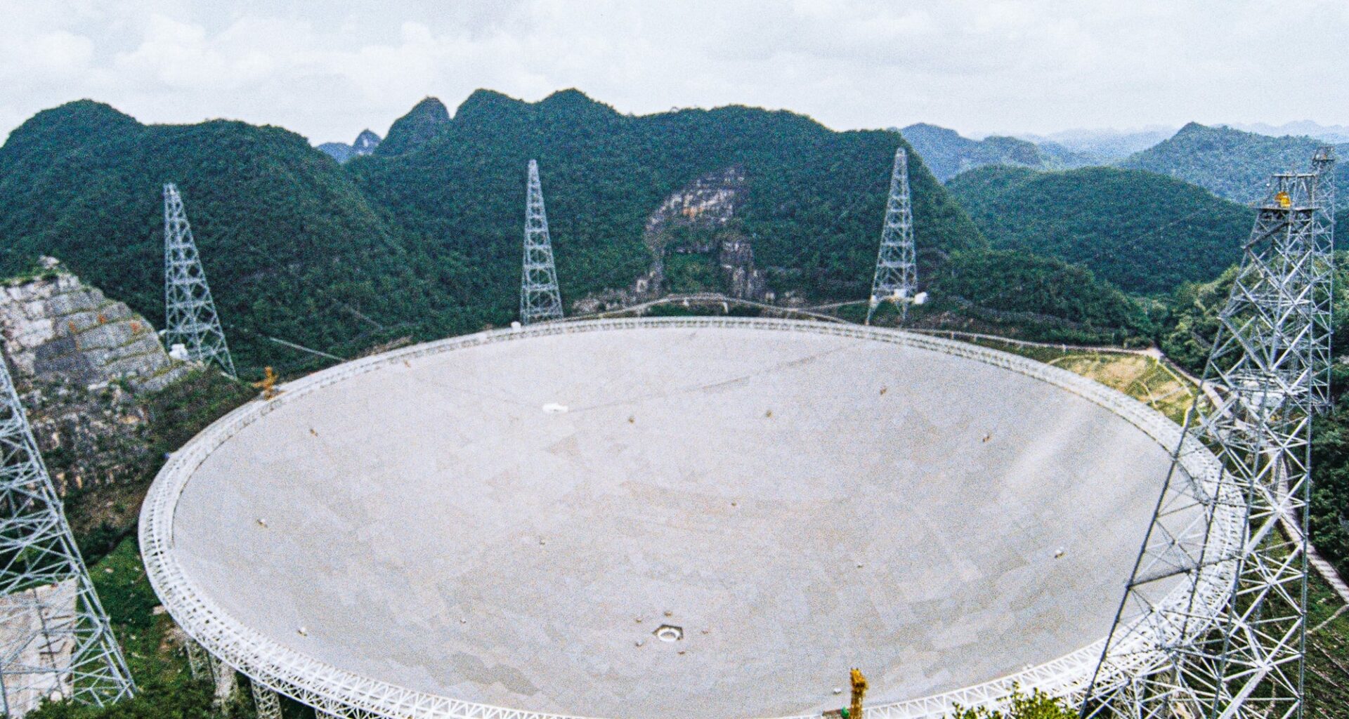 Astronomers discover the binary origin of fast radio bursts