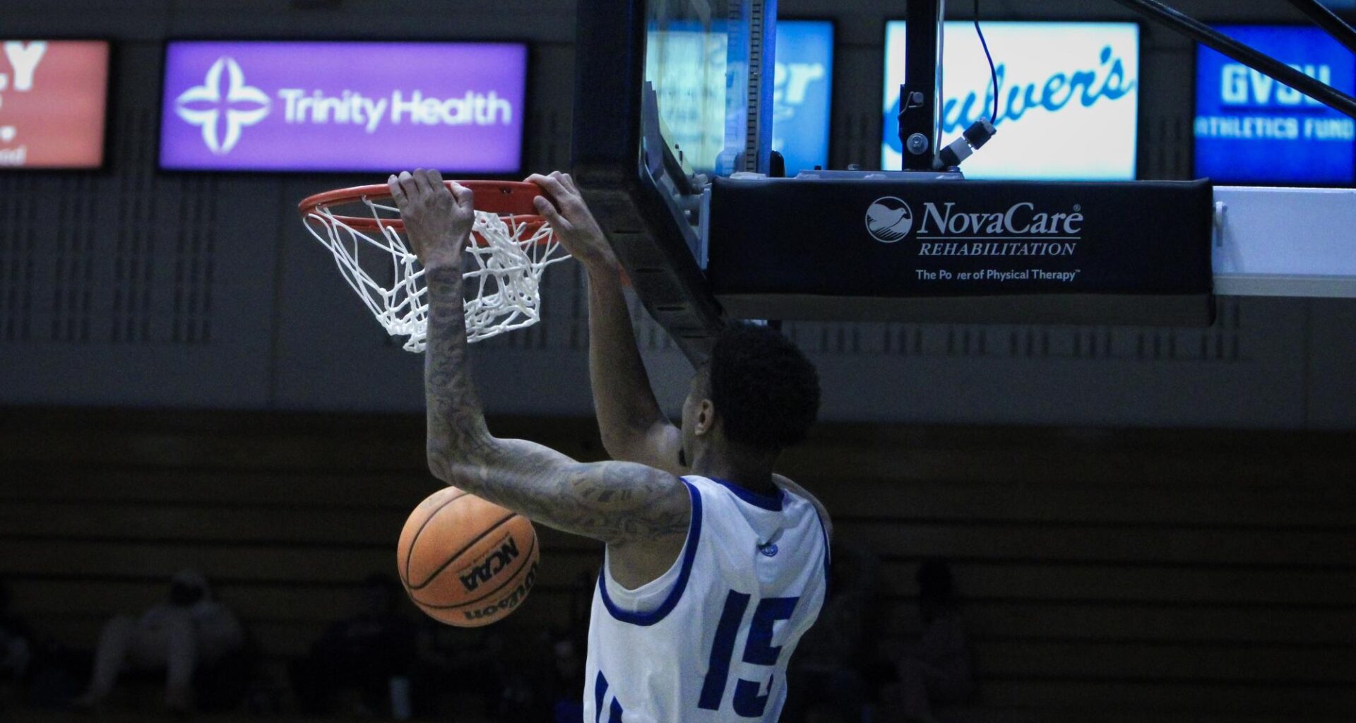 Men’s basketball dunks on Davenport with 40-point lead – Grand Valley Lanthorn