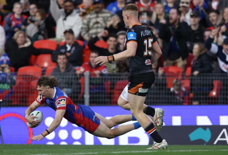 NEWCASTLE, AUSTRALIA - AUGUST 11: Fletcher Sharpe of the Knights scores a try during the round 23 NRL match between Newcastle Knights and Wests Tigers at McDonald Jones Stadium, on August 11, 2024, in Newcastle, Australia. (Photo by Scott Gardiner/Getty Images)