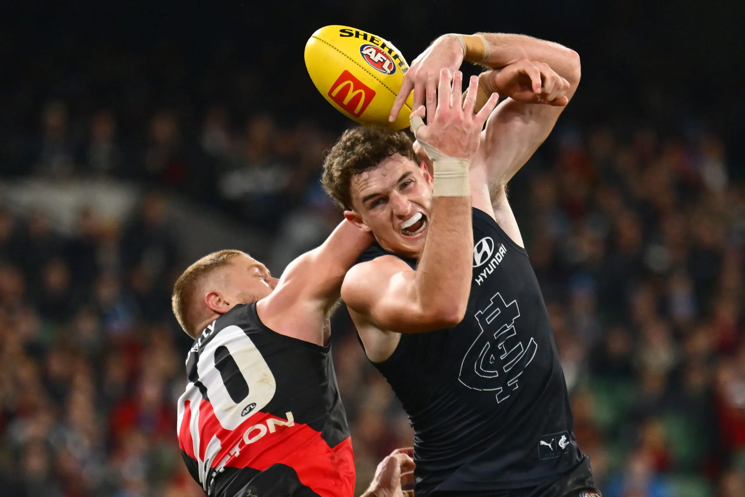 MELBOURNE, AUSTRALIA - JUNE 08: Peter Wright of the Bombers spoils Hudson O'Keeffe of the Blues during the round 13 AFL match between Carlton Blues and Essendon Bombers at Melbourne Cricket Ground, on June 08, 2025, in Melbourne, Australia. (Photo by Quinn Rooney/Getty Images)