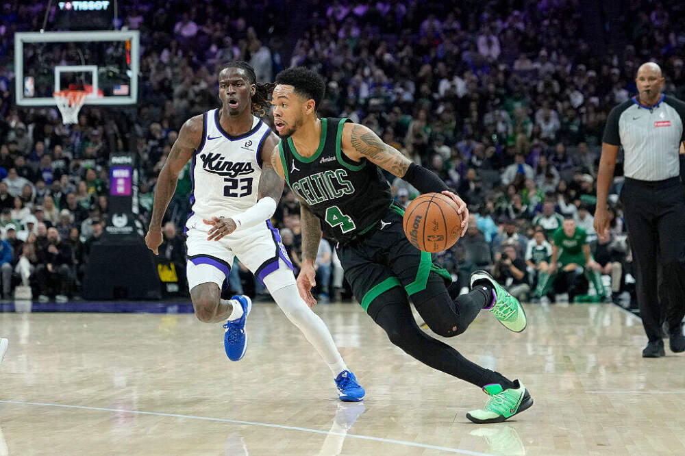 Anfernee Simons #4 of the Boston Celtics drives to the basket past Keon Ellis #23 of the Sacramento Kings in the second half at Golden 1 Center on January 01, 2026 in Sacramento, California. (Thearon W. Henderson/Getty Images)