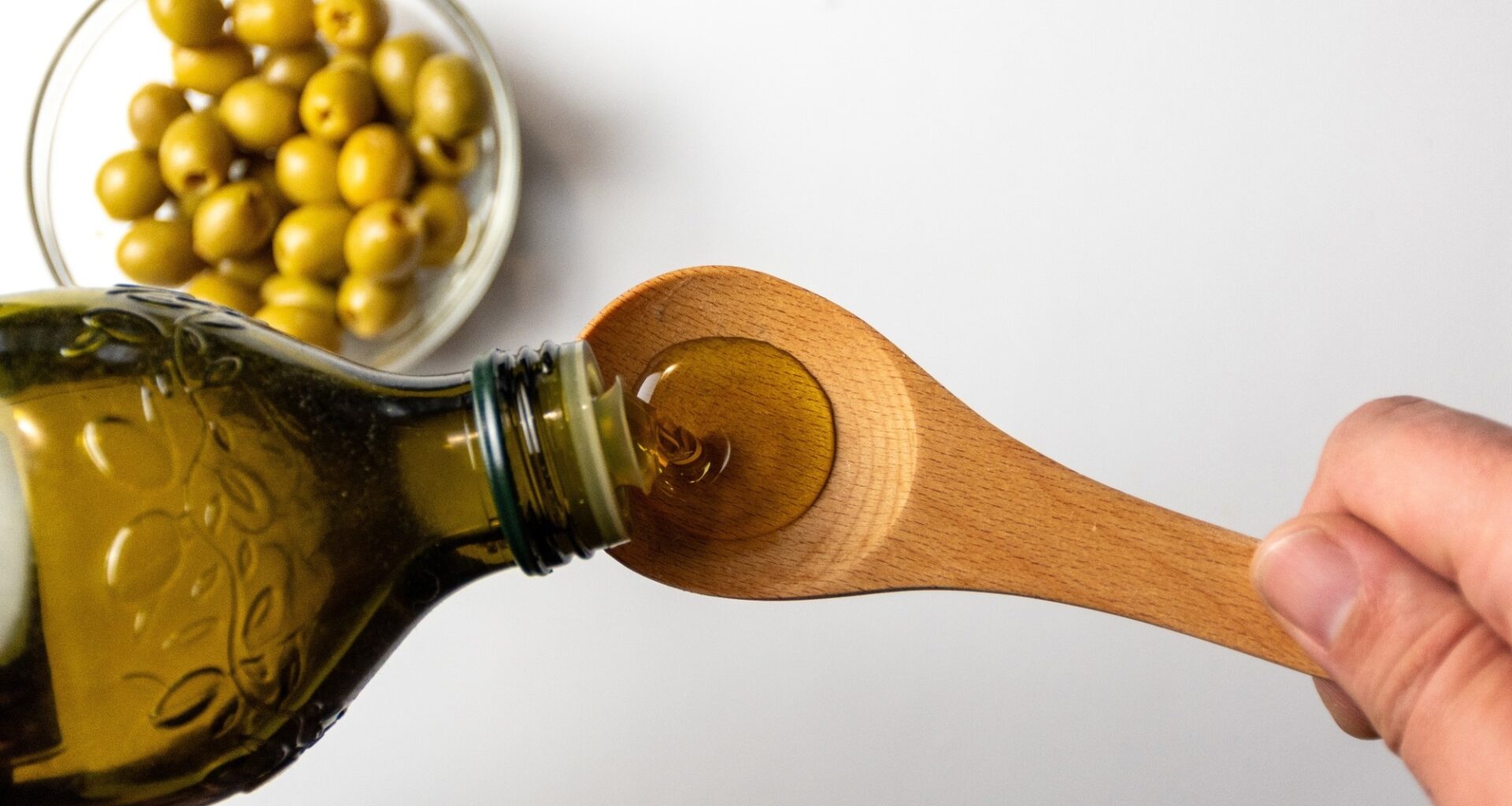 Study: Total and different types of olive oil consumption, gut microbiota, and cognitive function changes in older adults. Image Credit: Mehes Daniel / Shutterstock