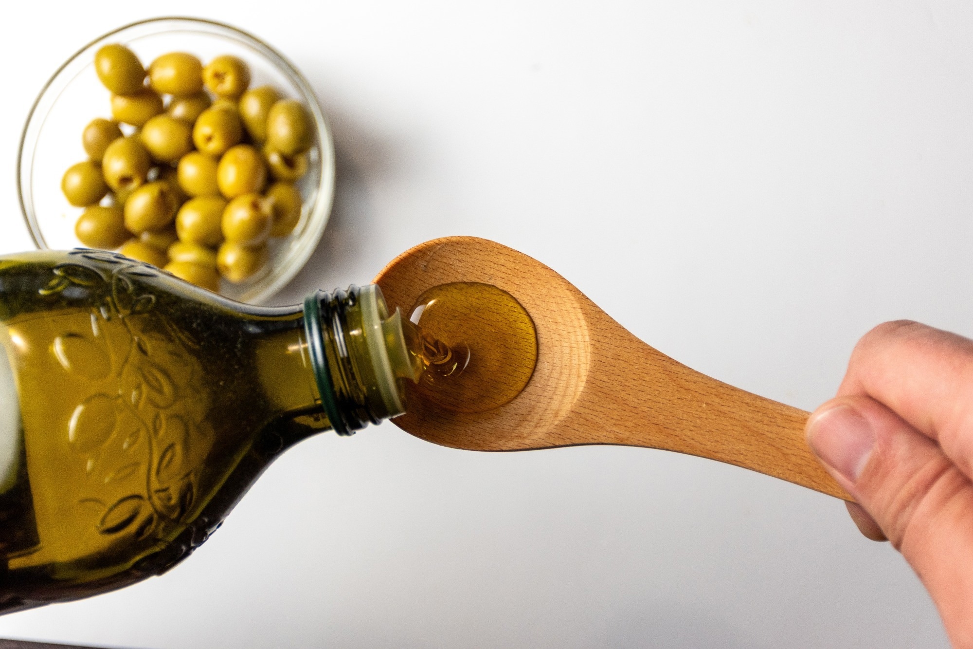 Study: Total and different types of olive oil consumption, gut microbiota, and cognitive function changes in older adults. Image Credit: Mehes Daniel / Shutterstock