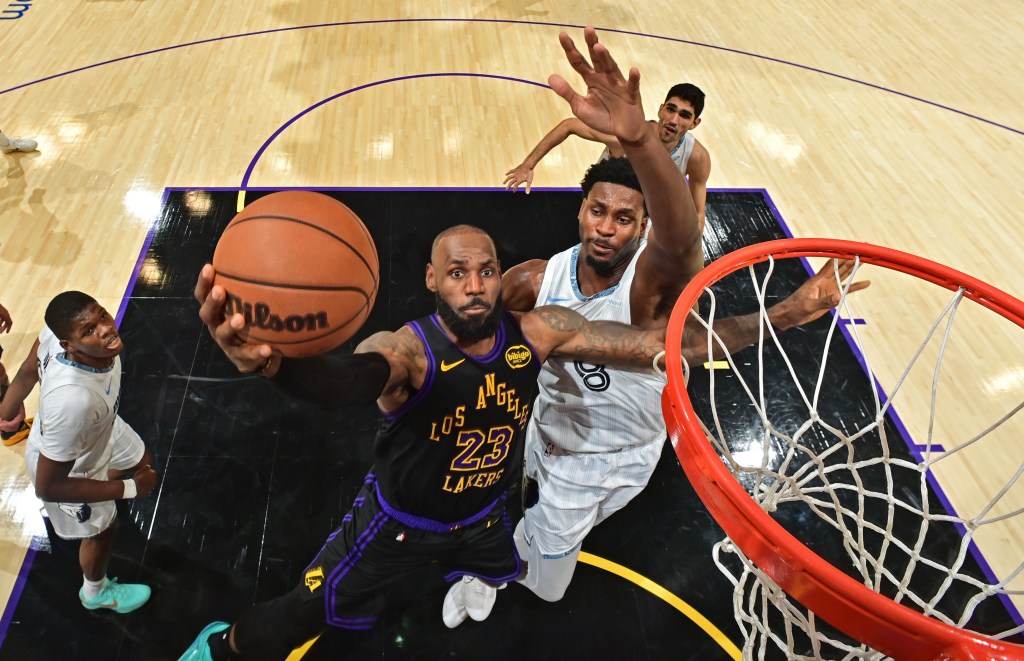 LeBron James, who scored 31 points, goes up for a layup during the Lakers' win over the Grizzlies.