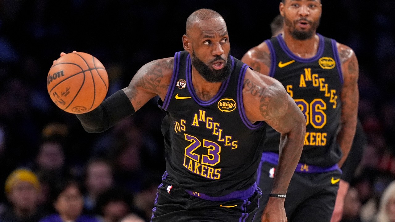 Lakers' LeBron James tears up during tribute video in Cleveland