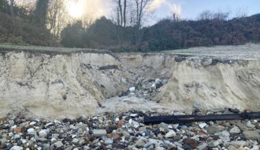 Middle Beach coastal erosion reveals old rubbish tip – Swanage News