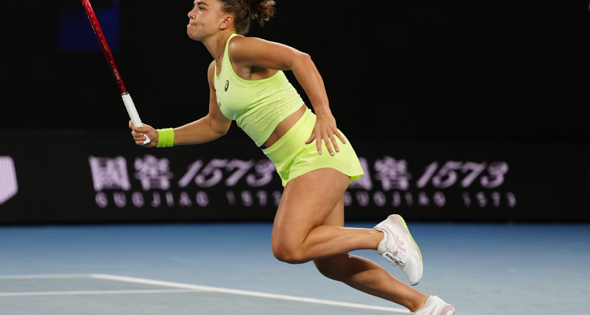 Deuce queen Paolini battles rain, Frech to advance at Australian Open