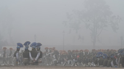 Security contingents during Republic Day parade rehearsals amid winter fog and poor air quality in New Delhi on Saturday, January 17. (Arvind Yadav/HT Photo)