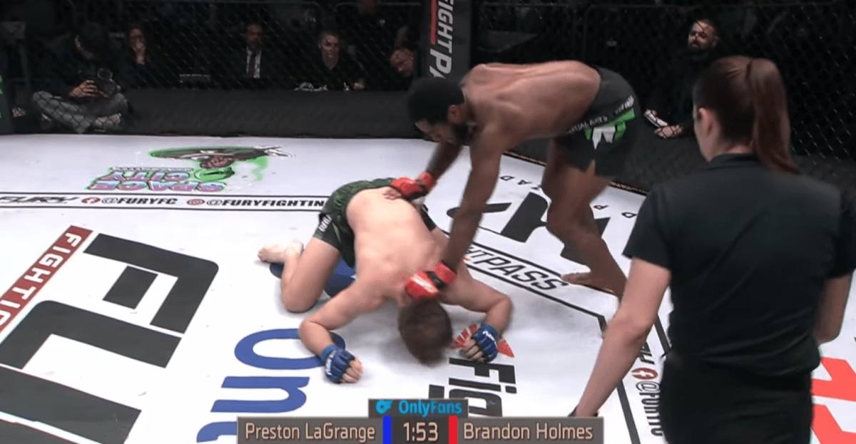 Video: Oblivious dumb MMA referee ignores brutal slam knockout