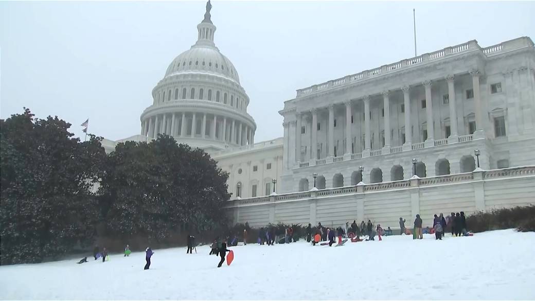Click to play video: 'Massive winter snowstorm across North America prompts many to play outside'