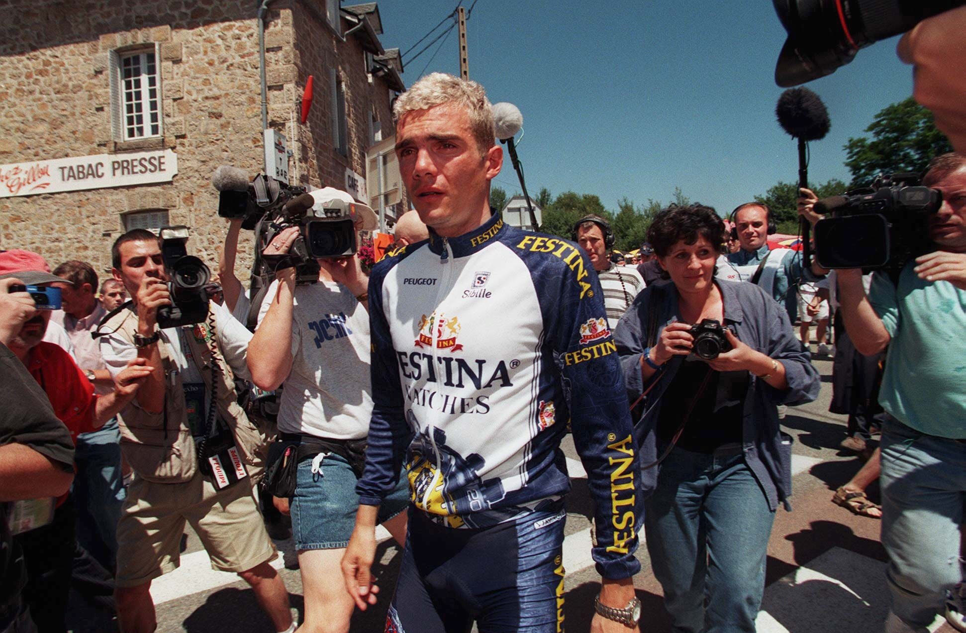 FRANCE - JULY 18: TOUR DE FRANCE 1998; Ausschluss des FESTINA TEAMS wegen DOPING Verdachts; Richard VIRENQUE/FRA - FESTINA TEAM FAHRER - (Photo by Andreas Rentz/Bongarts/Getty Images)