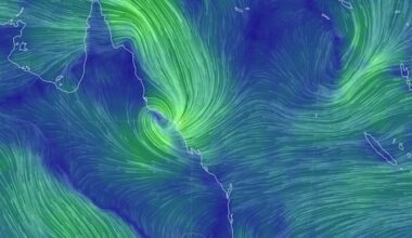 Residents brace as cyclone makes landfall in Queensland