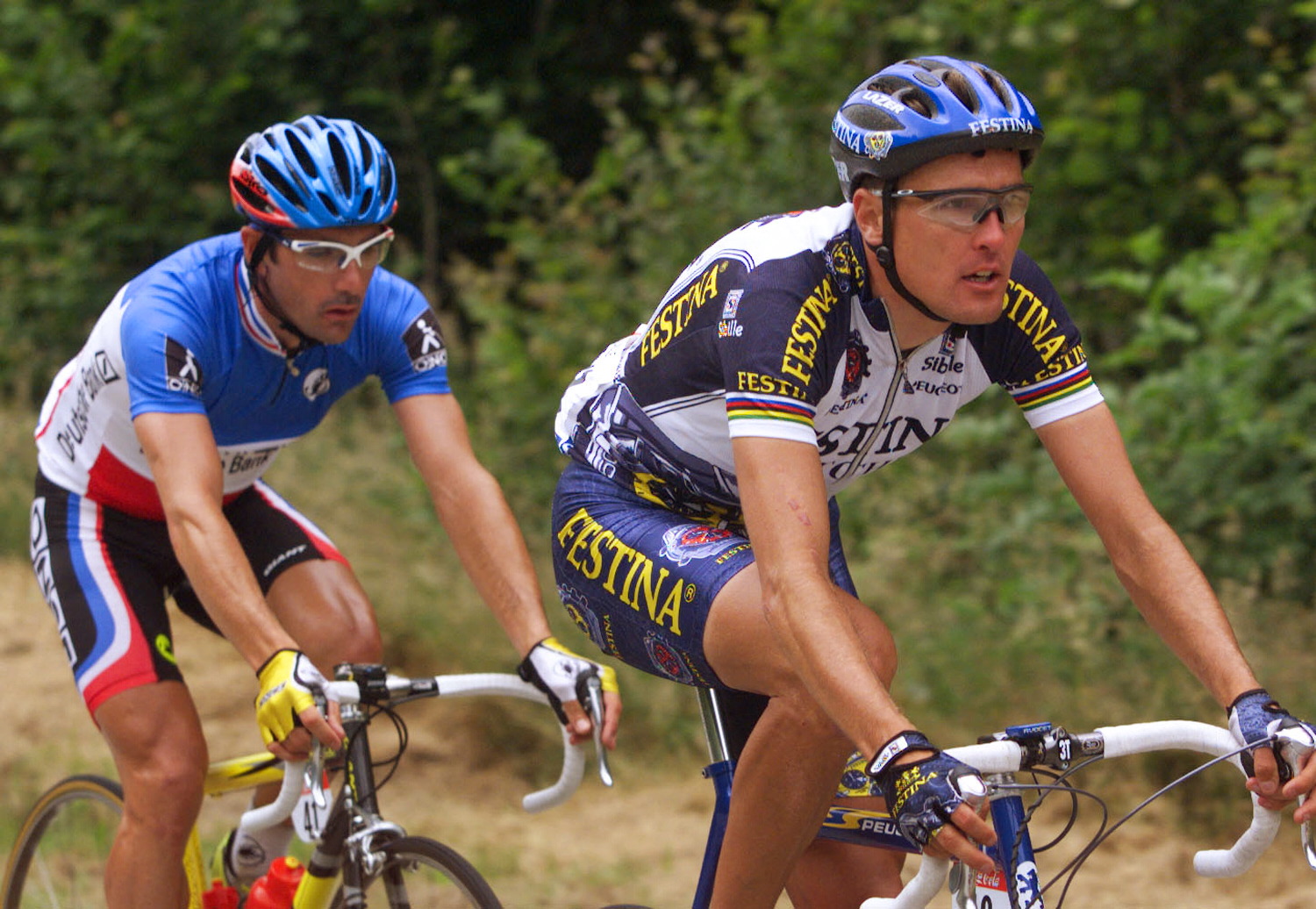 Frenchman Laurent Jalabert rides with Swiss Alex Zulle during the 6th stage of the Tour de France between La Chatre and Brive, 17 July. Cipollini won the stage. (ELECTRONIC IMAGE) AFP PHOTO (Photo by PASCAL PAVANI / AFP)