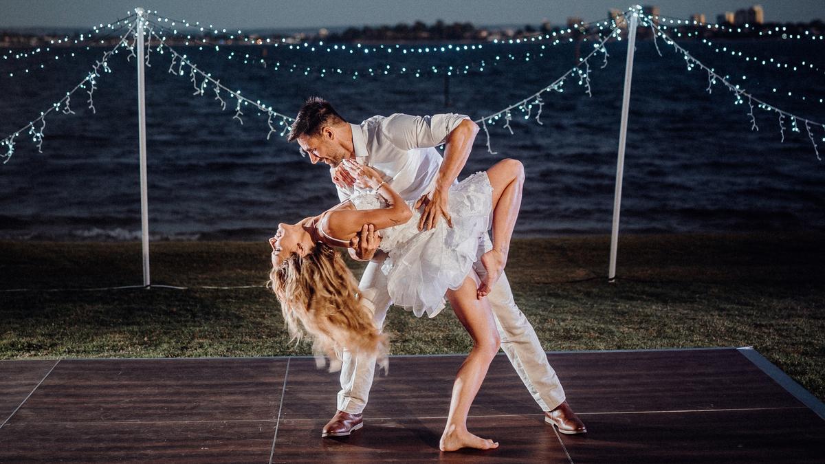 Wedding of the week: Loved-up acrobats put on QUITE the performance