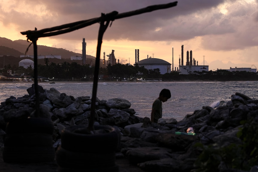 A long view of a Venezuelan oil refinery at dusk.