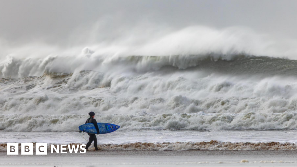Storm chaos leaves Devon and Cornwall travellers struggling - BBC
