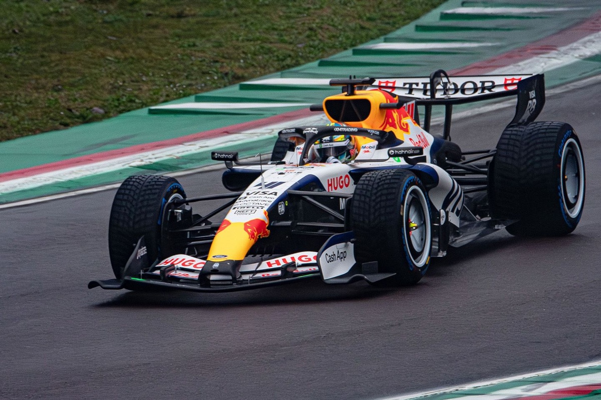 Lindblad goes off in brand-new Racing Bulls F1 car