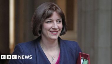 Ban phones throughout the school day, Phillipson tells teachers