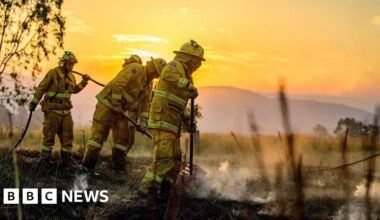 Australia firefighters battle 'emergency level' blazes