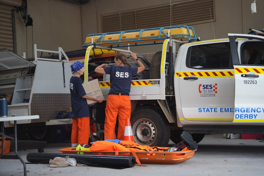 Derby SES volunteers undertaking cyclone preparation