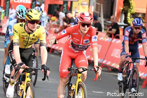 Ben Tulett & Jonas Vingegaard share a moment at the 2025 Vuelta a Espana