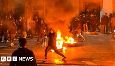 Medics describe overwhelmed hospitals as Iran protests continue