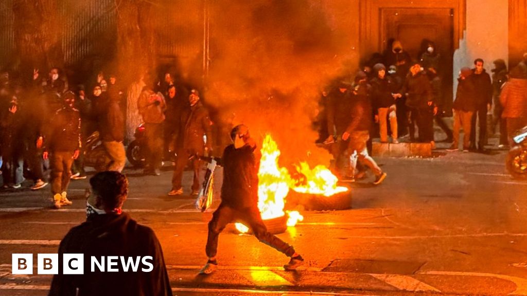 Medics describe overwhelmed hospitals as Iran protests continue