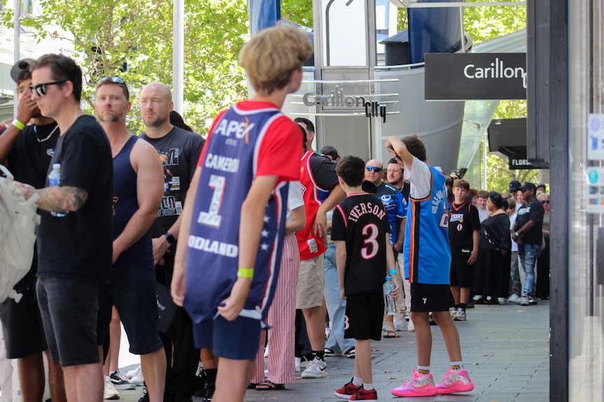 A long queue of people in Perth's CBD. 