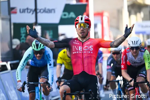 Caleb Ewan celebrating a victory