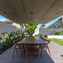 © Federico Kulekdjian Machado House / BTE-ARQ - Interior Photography, Dining room, Concrete, Courtyard