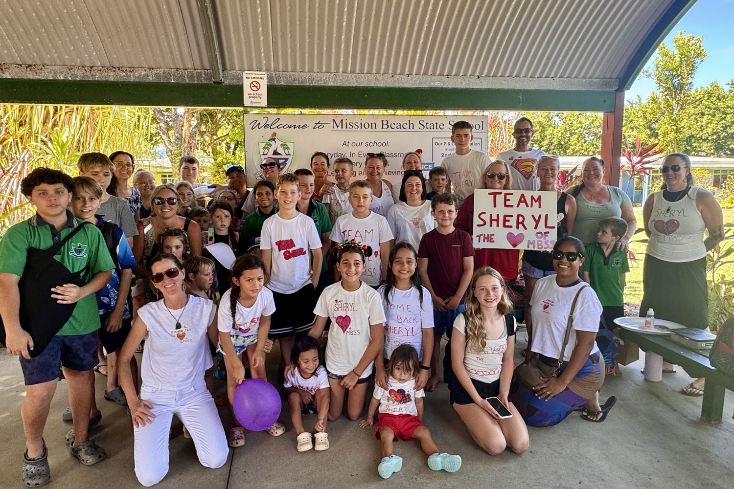 Parents and students of Mission Beach State School show their support for Sheryl Shaw on the last day of school. Picture: Supplied