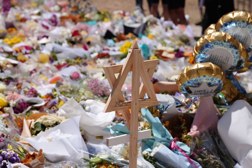 Bondi shooting memorial 2025-12-17 11:12:00