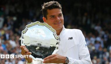 Milos Raonic hols the 2016 Wimbledon runners-up plate