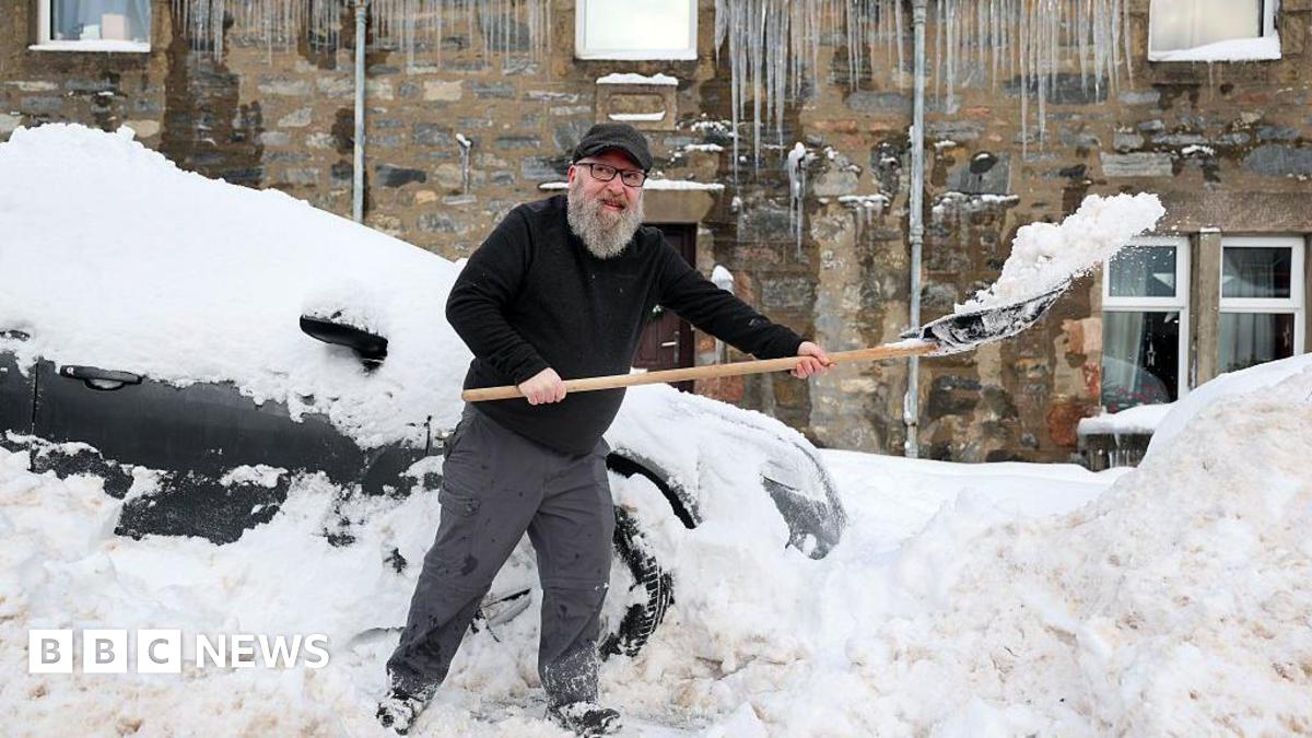 UK weather latest: Schools closed, trains cancelled and flights delayed as snow hits