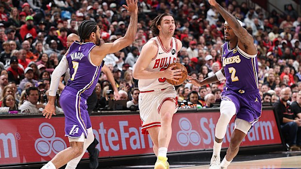 Josh Giddey drives to the basket.