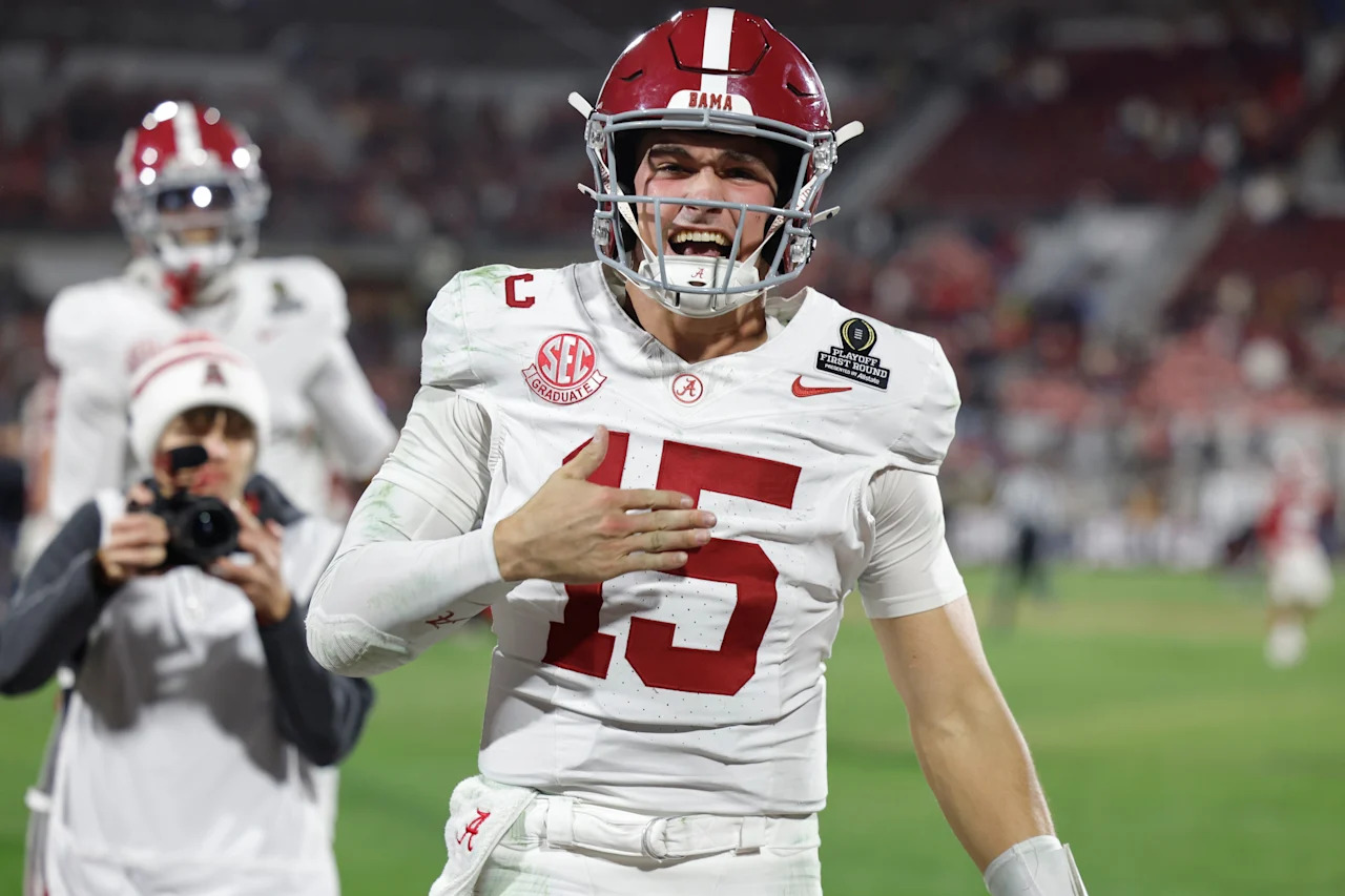 Ty Simpson, quarterback de Alabama, festeja la victoria ante Oklahoma, el viernes 19 de diciembre de 2025 (AP Foto/Alonzo Adams)