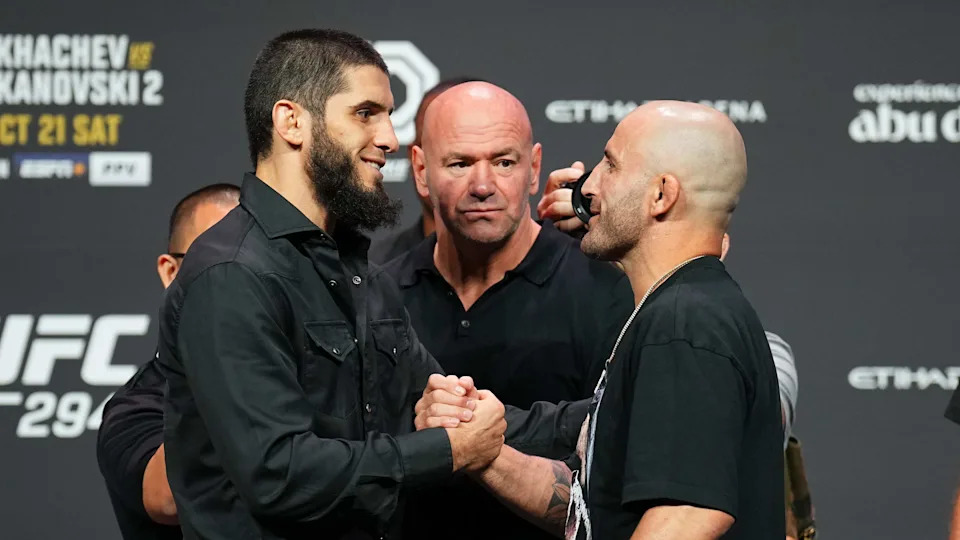 ABU DHABI, UNITED ARAB EMIRATES - OCTOBER 19: (L-R) Opponents Islam Makhachev of Russia and Alexander Volkanovski of Australia face off during the UFC 294 press conference at Etihad Arena on October 19, 2023 in Abu Dhabi, United Arab Emirates. (Photo by Chris Unger/Zuffa LLC via Getty Images)