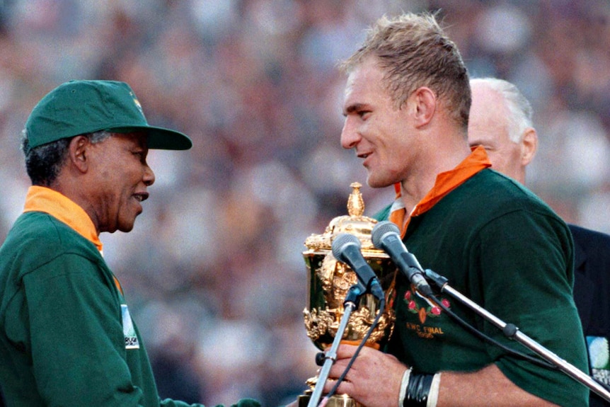 Nelson Mandela shakes the hand of Francois Pienaar