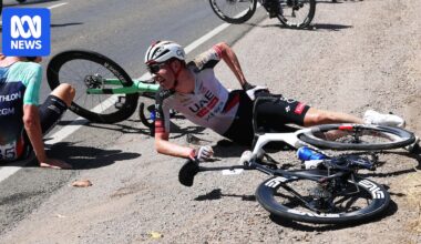 Jay Vine loses teammates to crashes, Ethan Vernon wins truncated Tour Down Under stage four