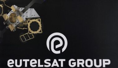 Starlink rival Eutelsat orders 340 OneWeb satellites from Airbus